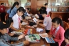 Học sinh tham quan đọc sách tại Nhà lưu niệm Bác Võ Chí Công
