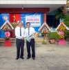 Ông Nguyễn Tri Ấn - Bí thư huyện ủy - tặng hoa